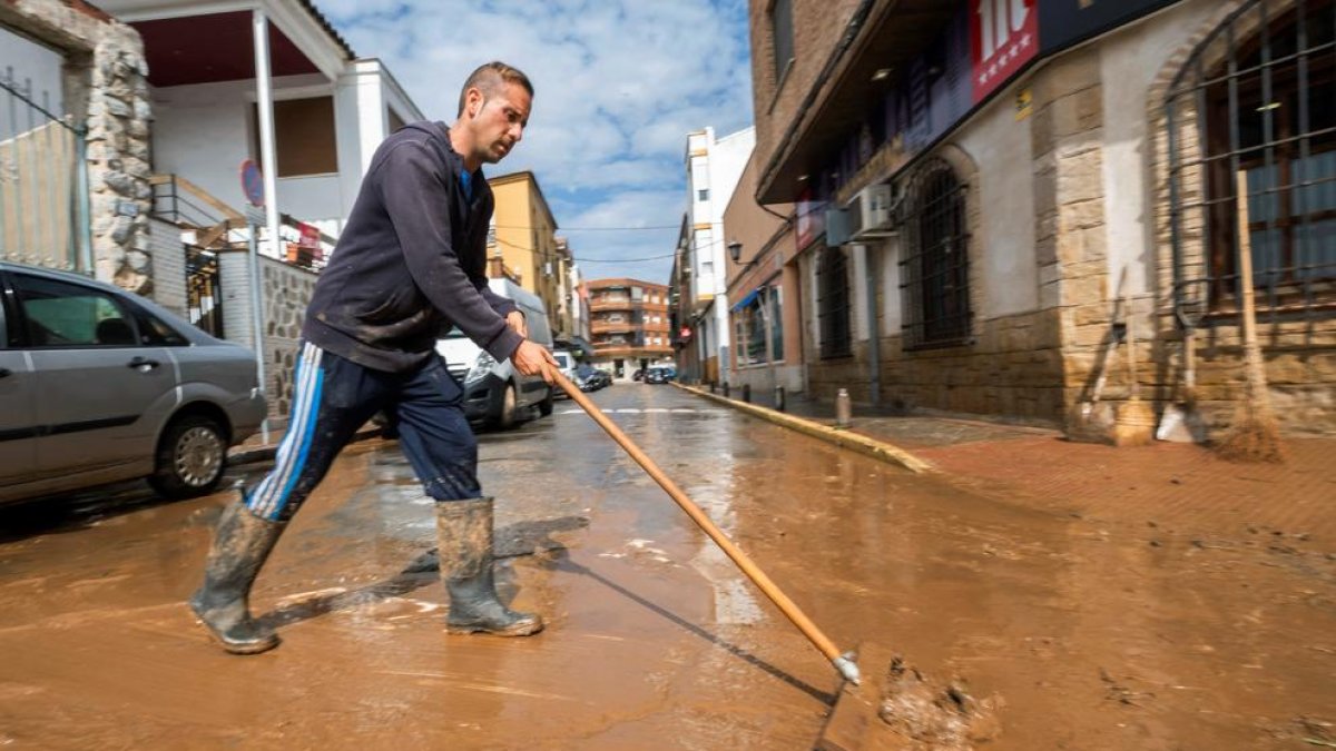 Una persona trabaja en una calle de la localidad toledana de Mora.