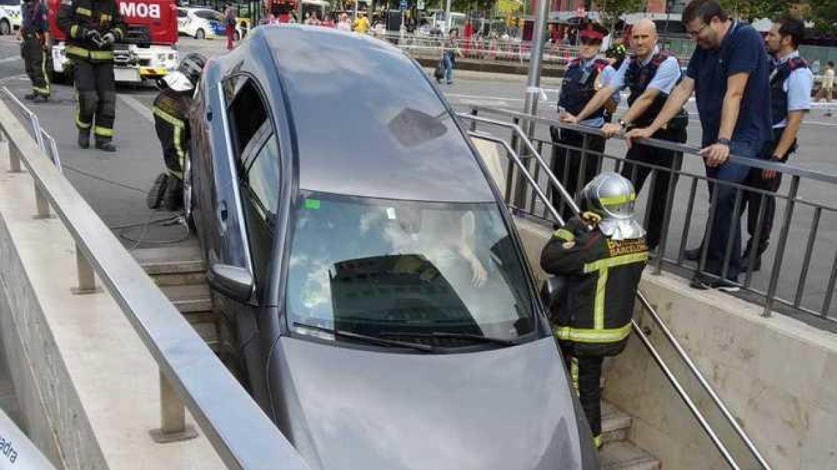 Imatge del vehicle a l'inici de les escales de la boca del metro.