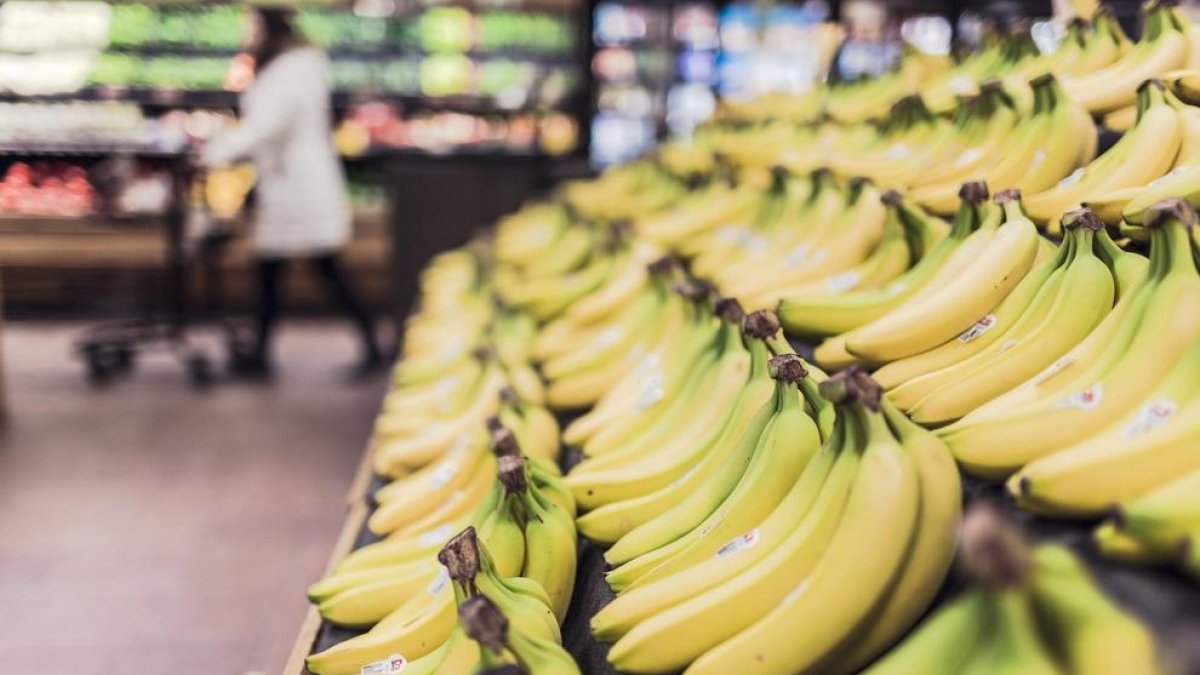 El hombre registraba amn el móvil a las clientes mientras compraban en el supermercado.