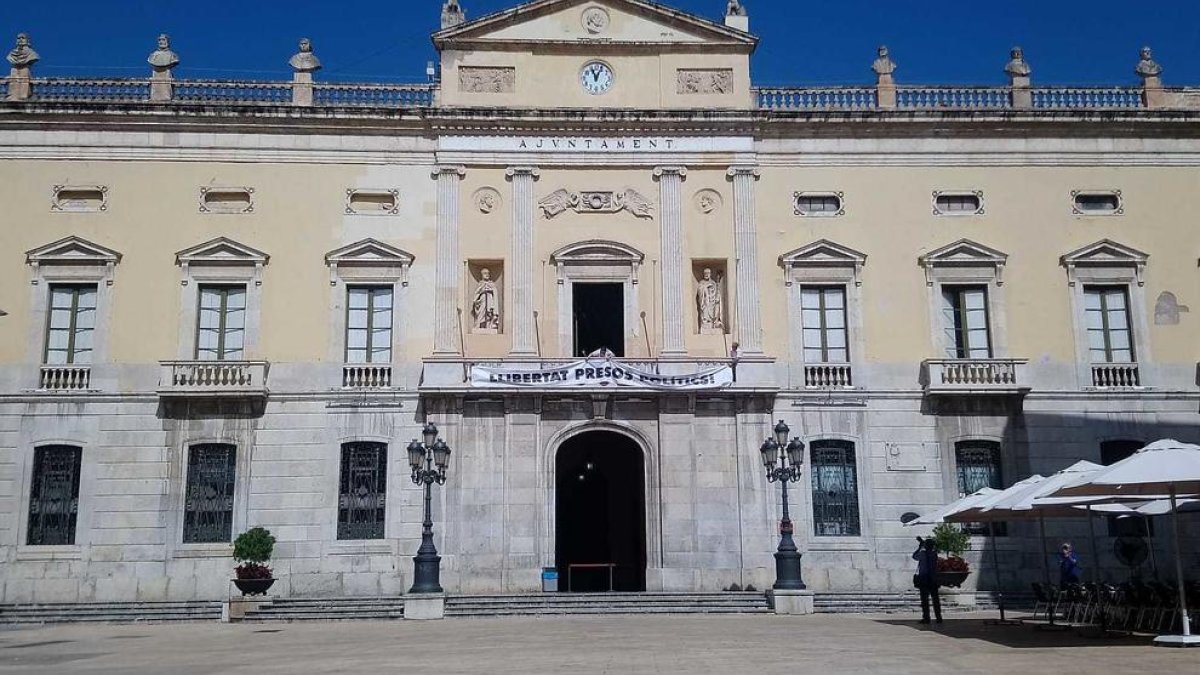 La pancarta 'Libertad presos políticos', colgada en el Ayuntamiento de Tarragona.