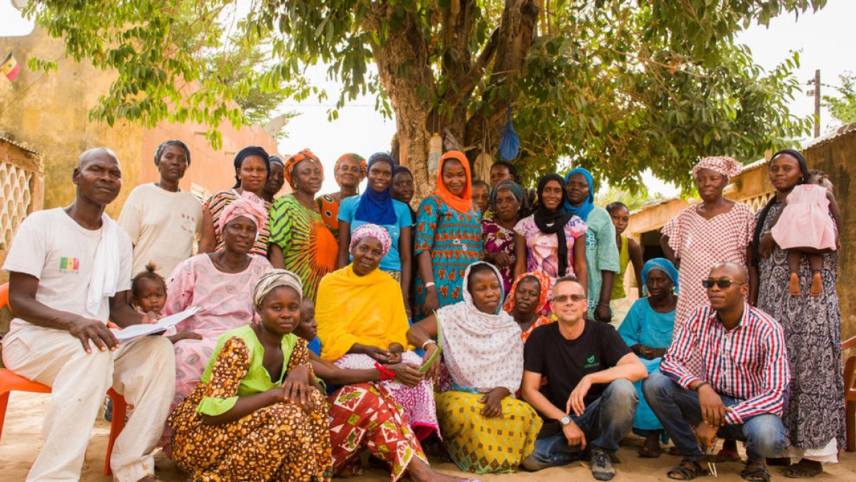 Marc Micola, uno de los impulsores de Afrinatur, con un grupo de mujeres productoras en el África.