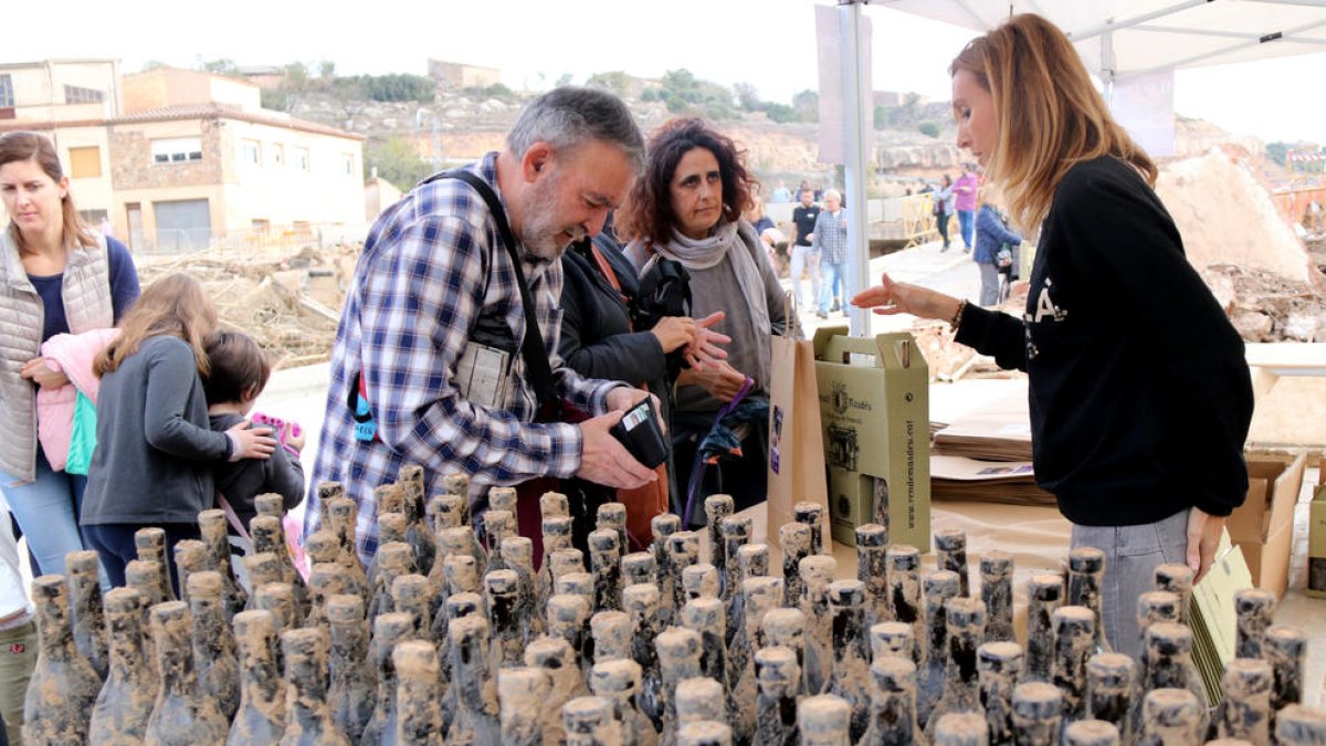 Venda d'ampolles de vi recuperades del fang al Celler Rendé Masdéu de l'Espluga de Francolí el passat 1 de novembre.