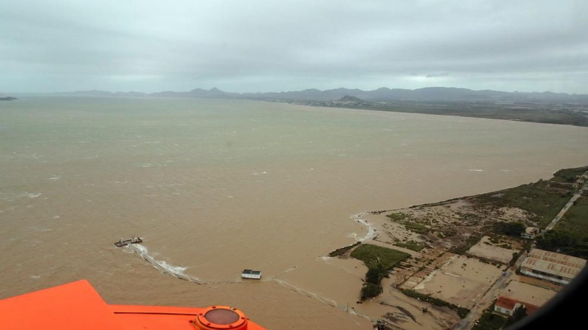 El accidente se ha producido a pocos metros del núcleo urbano donde trabajan efectivos de emergencias en tareas de recuperación de las localidades afectadas por la DANA.