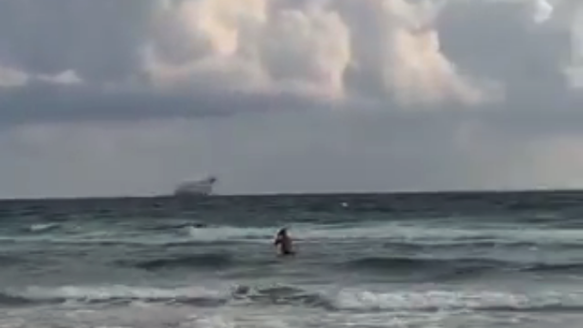 Instant del vídeo en què es veu com l'avió cau al mar.