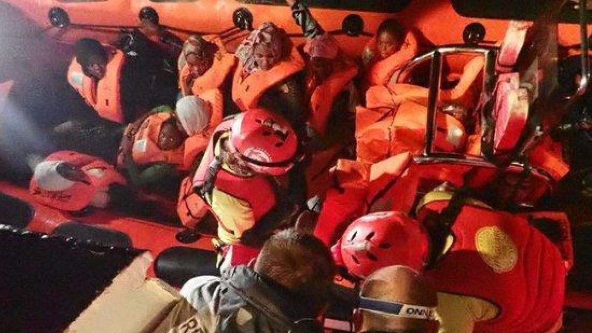 Imatge de migrants rescatats al mar Mediterrani per Proactiva Open Arms.
