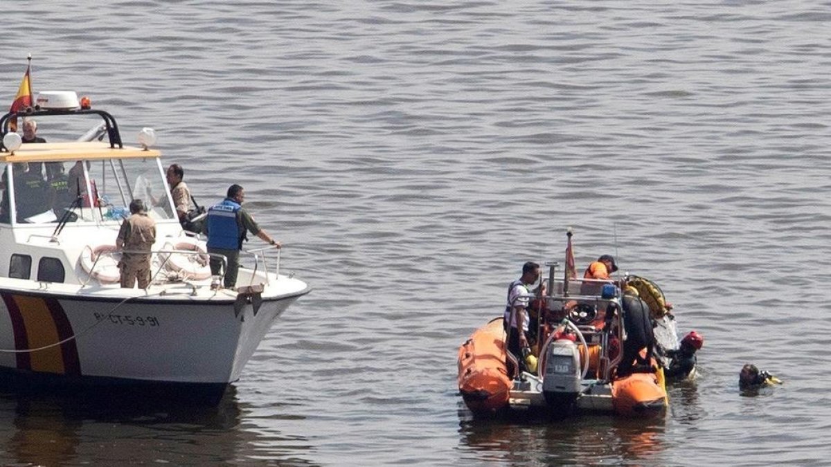 Buzos de la Guardia Civil durante las labores de rescate de los dos militares muertos