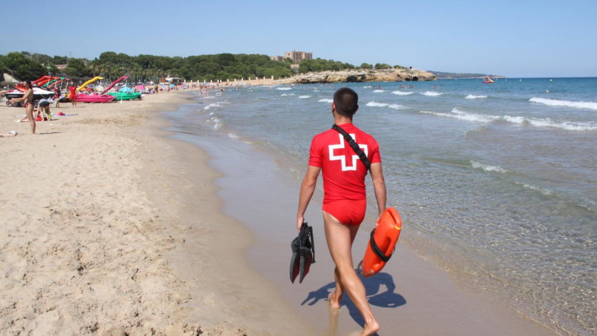 La platja de l'Arrabassada de Tarragona, amb un socorrista de la Creu Roja vigilant la zona.