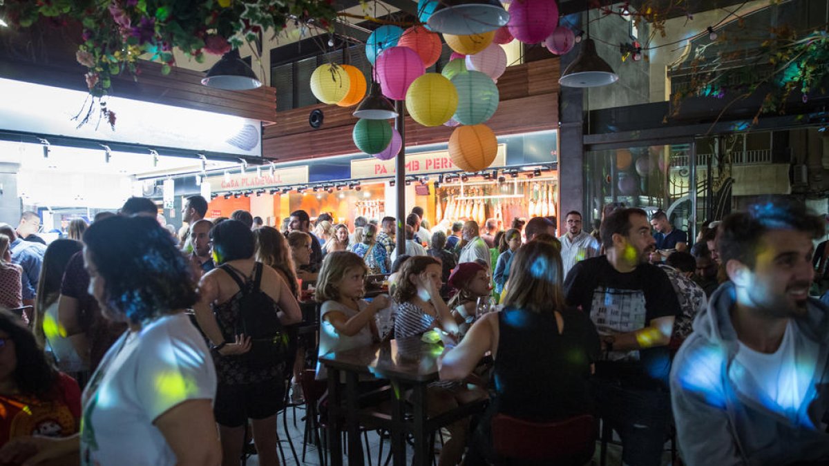 La fiesta empezó a las ocho de la tarde hasta bien entrada la noche.