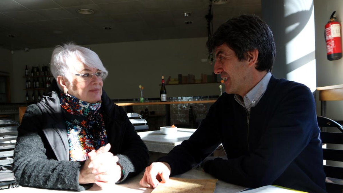 La directora de cinema, Mar Targarona, i el representant de la Comissió de Cultura del COPC, Jaume Descarrega, abans de la projecció d''El fotógrafo de Mauthausen'.