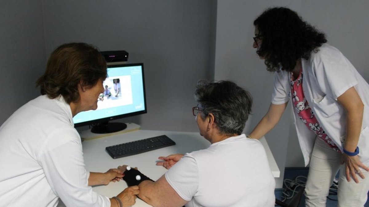 Imatge d'un pacient fent tractament amb realitat virutal a l'Hospital Joan XXIII.