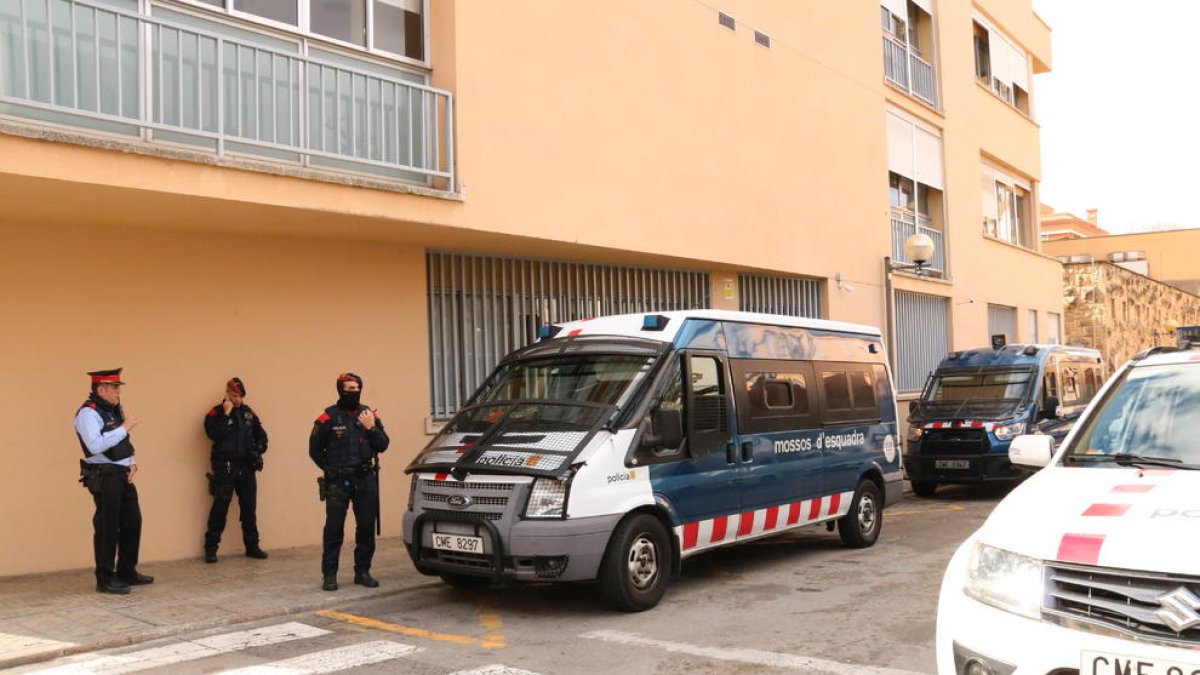 Furgonetas y agentes de los Mossos d'Esquadra ante los juzgados de Valls el 31 de enero del 2019.