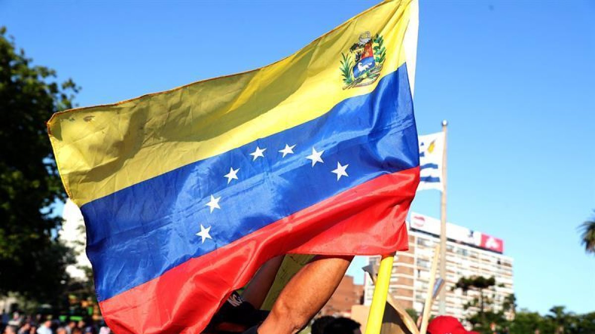 Venezolanos en una manifestación en Uruguay pidiendo que se reconozca a Juan Guiadó