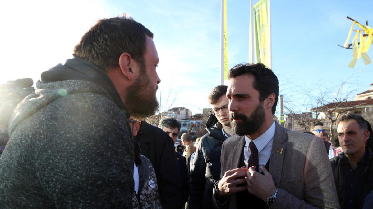 El president del Parlament Roger Torrent amb un dels manifestants que li han reclamat que aturi el projecte de l'abocador de Riba-roja d'Ebre, en la seva arribada a la Fira Intercomarcal de l'Oli.