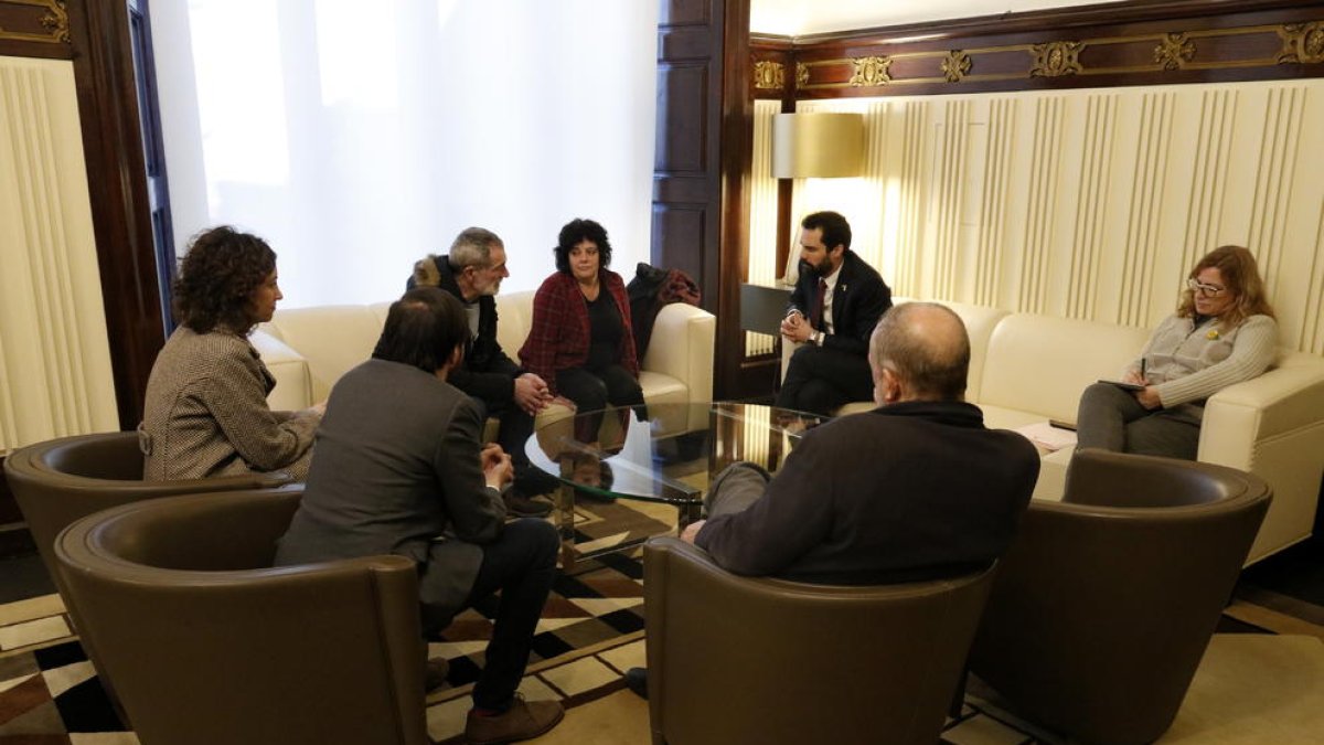 El encuentro entre el presidente del Parlamento, Roger Torrent, y familiares de los jóvenes de Altsasu encarcelados.