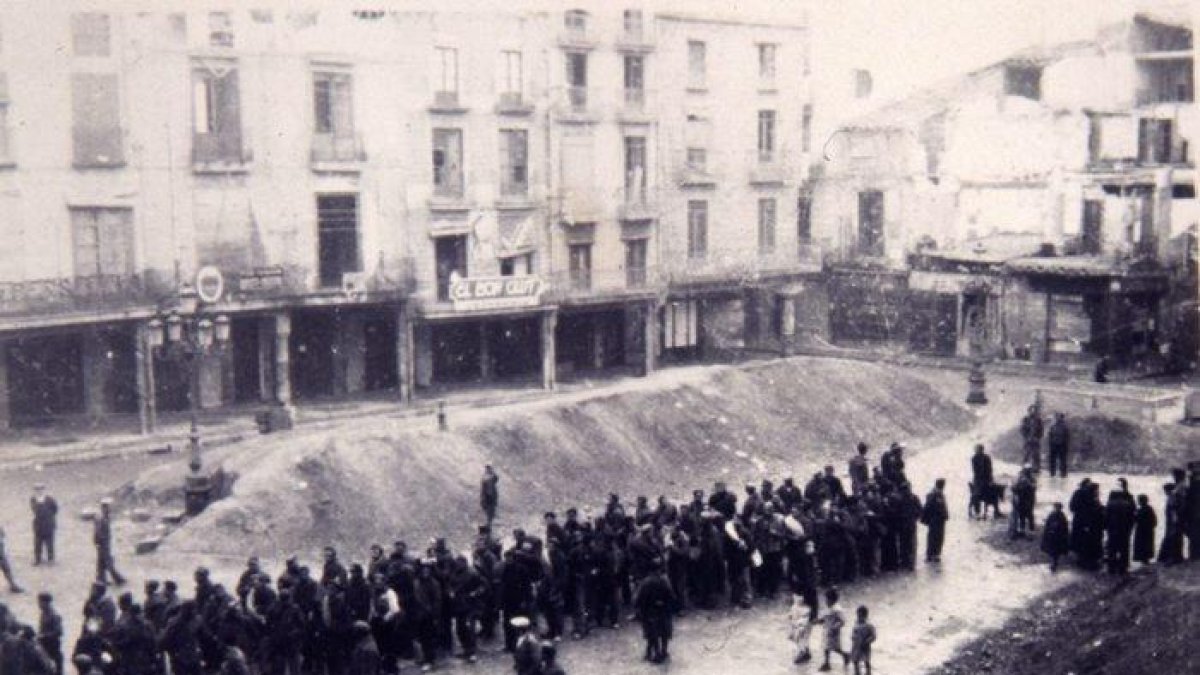 Presoners republicans treballant a la plaça del Mercadal de Reus.