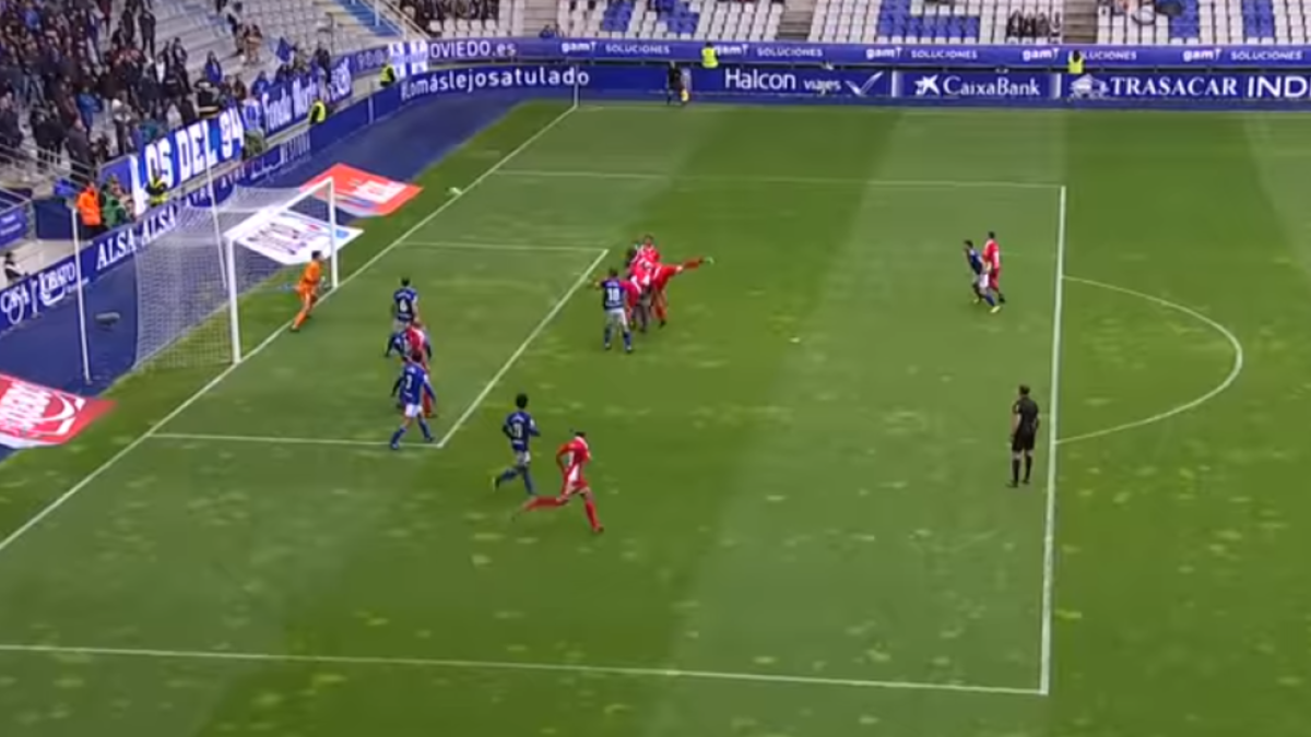 L'aturada de Champagne a la rematada de cap de Fali durant l'Oviedo-Nàstic