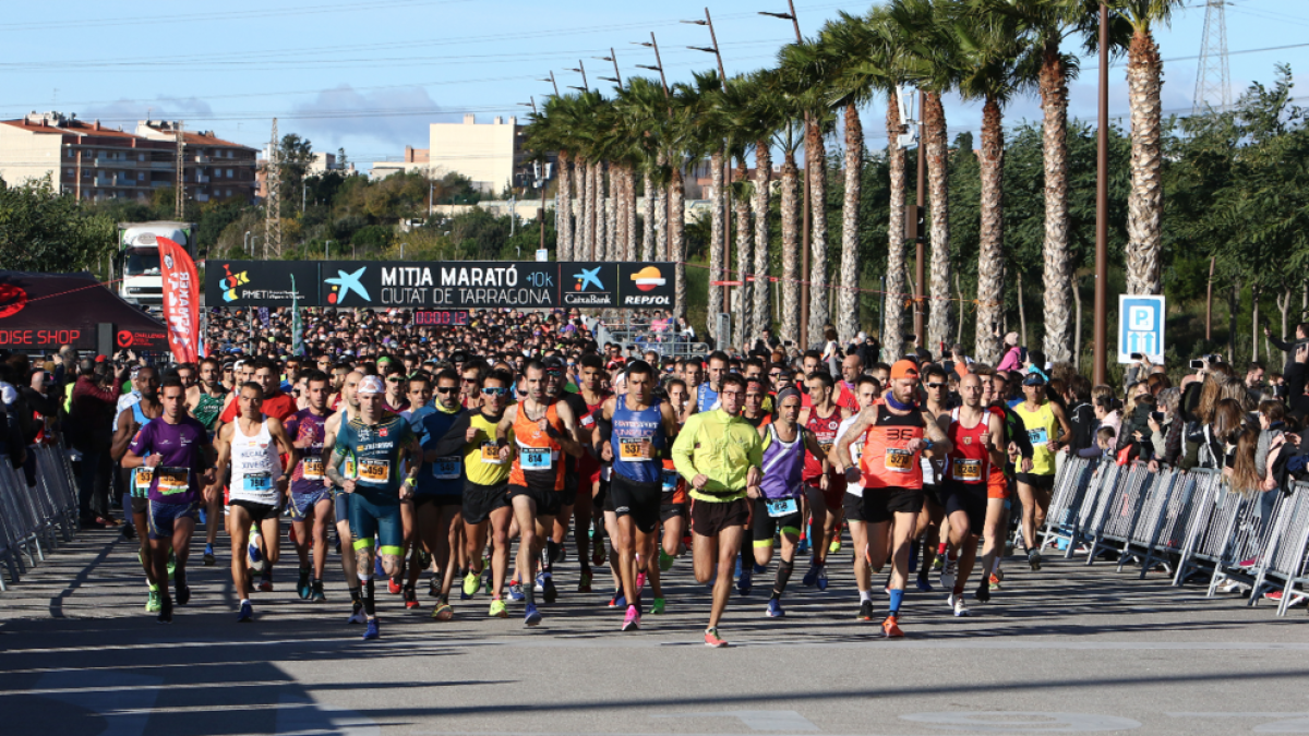 La sortida conjunta de la Mitja Marató i la cursa 10k des del passeig de l'Anella Mediterrània.