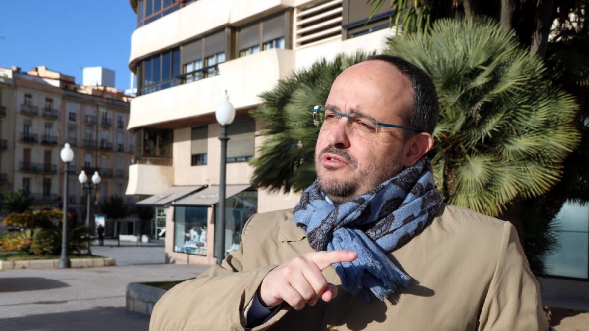 El presidente del PPC, Alejandro Fernández, gesticulando después de atender los mitans en Tarragona.