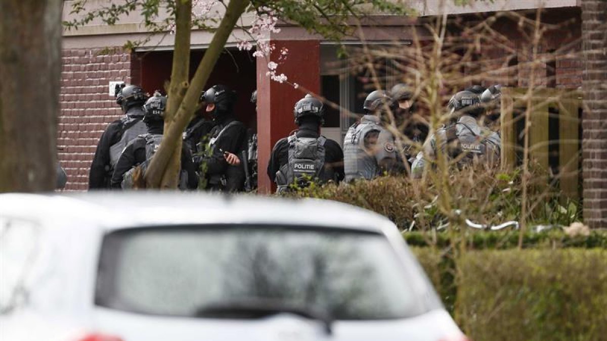 Un grupo de polciies en un edificio durante la búsqueda del autor de del tiroteo.