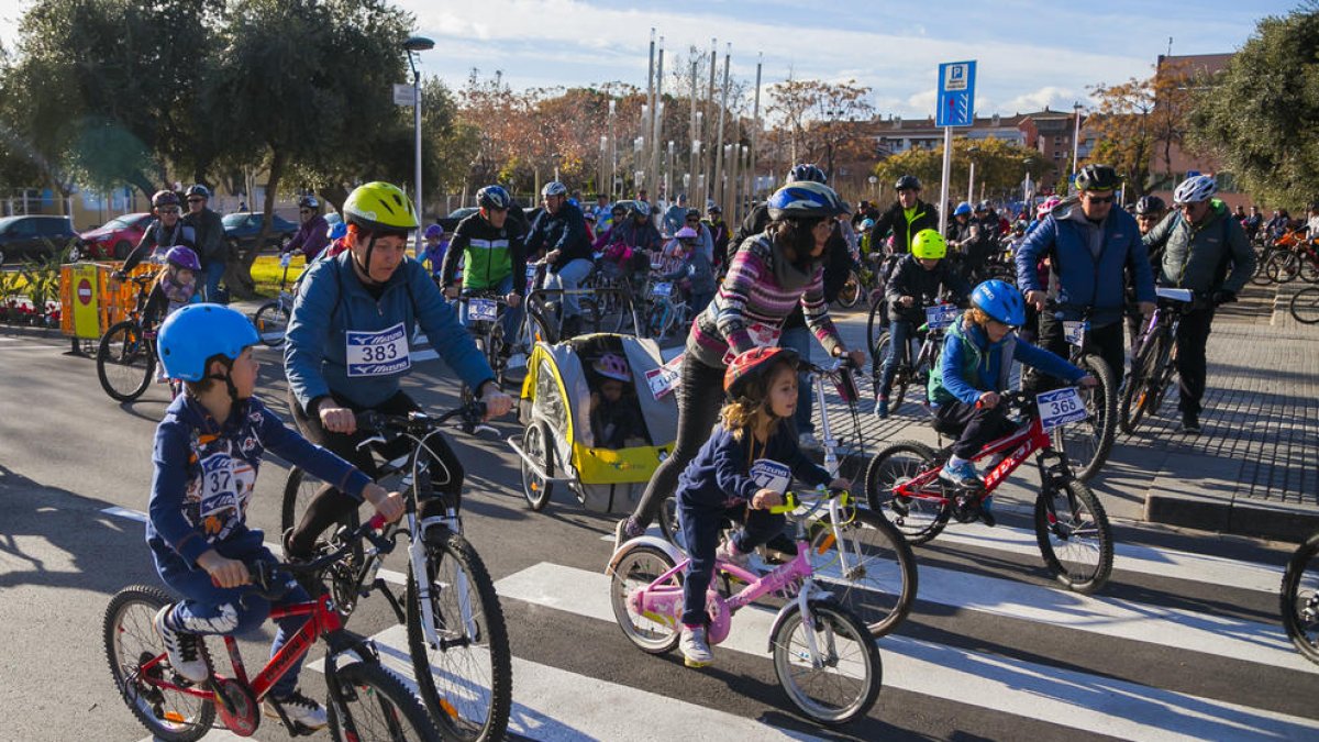 En acabar els participants han fet una botifarrada