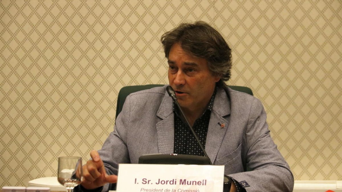 L'alcalde de Ripoll i diputat de JxCat, Jordi Munell, presidint la comissió del Parlament.