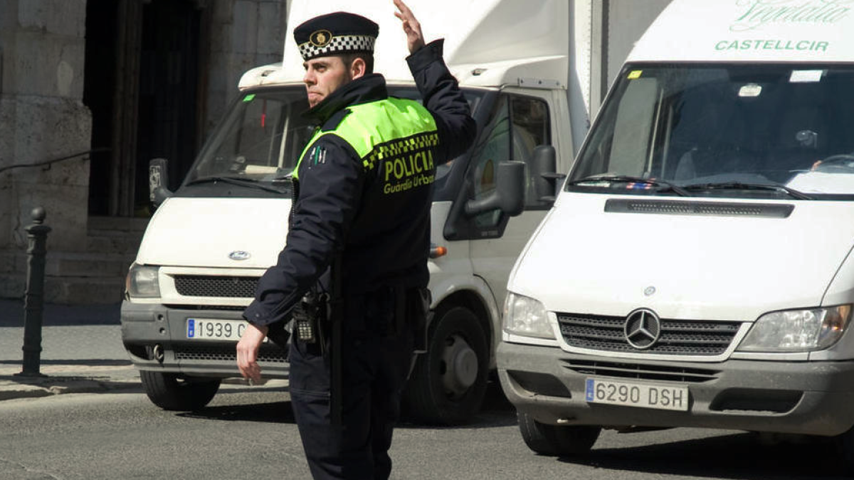 Imagen de archivo de un agente de la Guardia Urbana de Tarragona, controlando el tráfico.