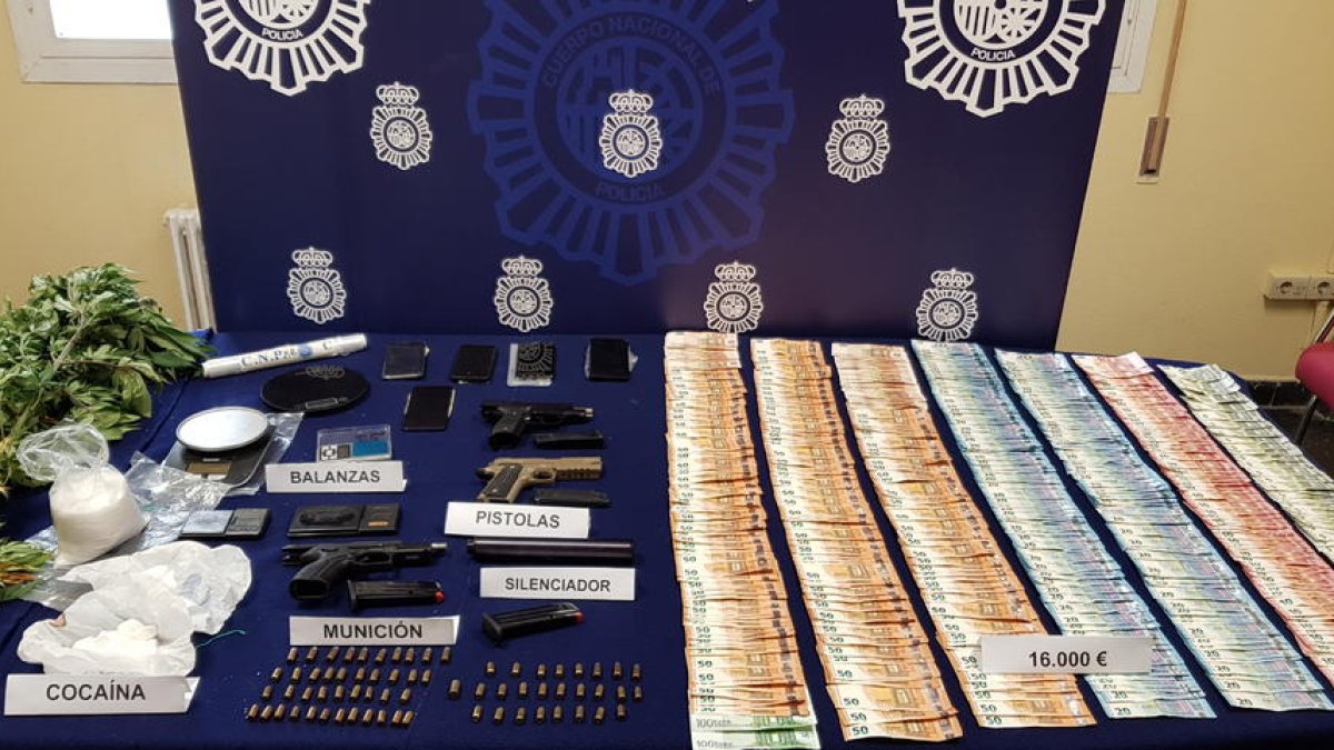 Es va confiscar una gran quantitat de droga, una pistola amb silenciador, munició, més de 28.000 euros i tres vehicles.