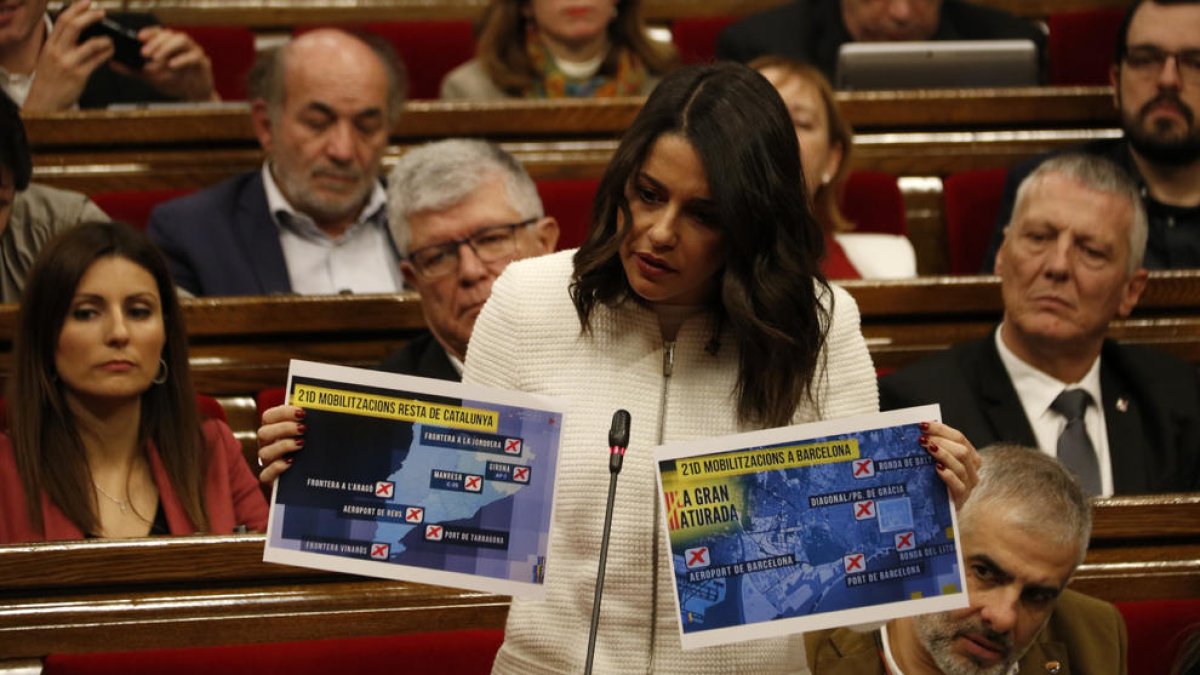 Imatge d'arxiu de la líder de Cs a Catalunya, Inés Arrimadas, mostrant unes fotografies amb fotogrames d'un programa de TV3.