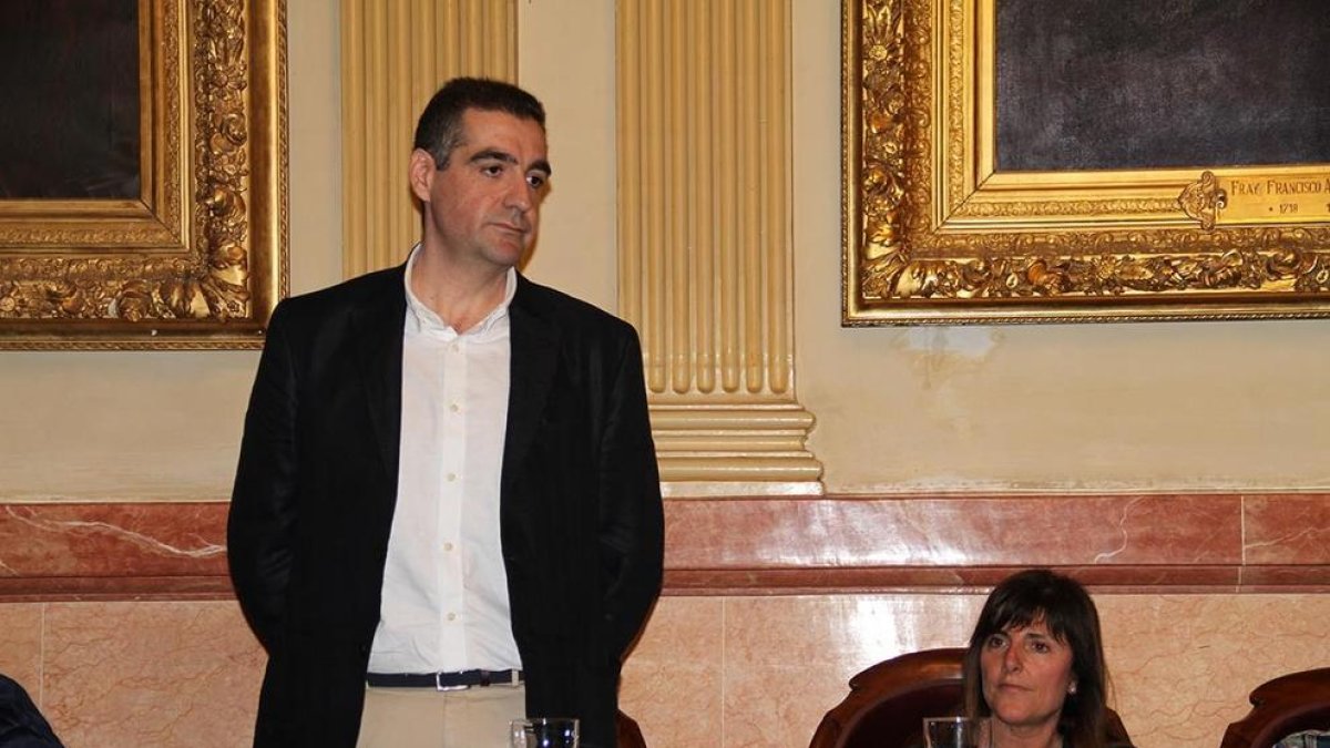Montes en el mment de ser nombrado concejal al plenario municipal de Vilanova i la Geltrú.
