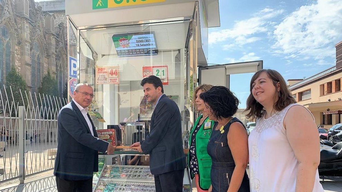 El quiosco se ha presentado en la calle Prat de la Riba de Reus con presencia del alcalde de la ciudad, Carles Pellicer.