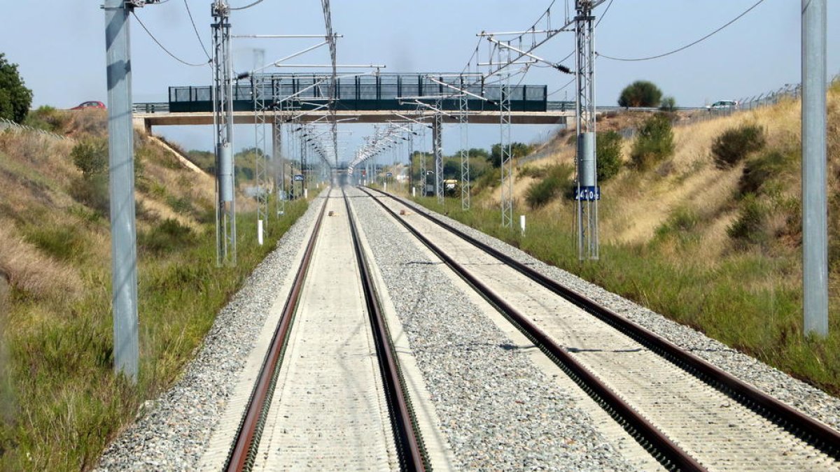 Imagen de las vías de la nueva variante de Vandellòs del corredor mediterráneo en un punto entre Cambrils y el nudo de Vila-seca