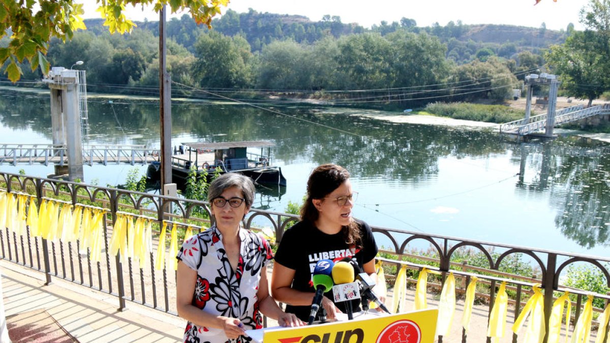 La diputada de la CUP, Natàlia Sànchez, i la regidora de la Crida Flixanca, Carme Rosich, amb el meandre de l'Ebre al fons.