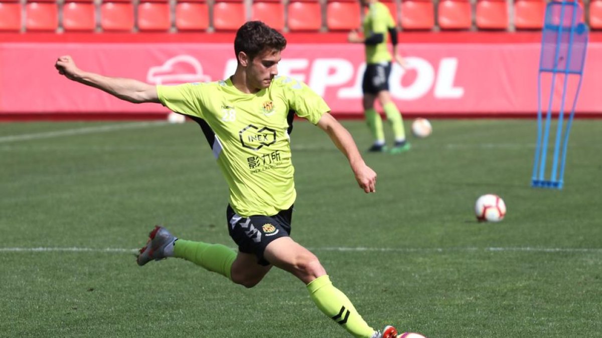 Pol Prats, durante un entrenamiento con el primer equipo del Nàstic, equipo en el cual espera triunfar.