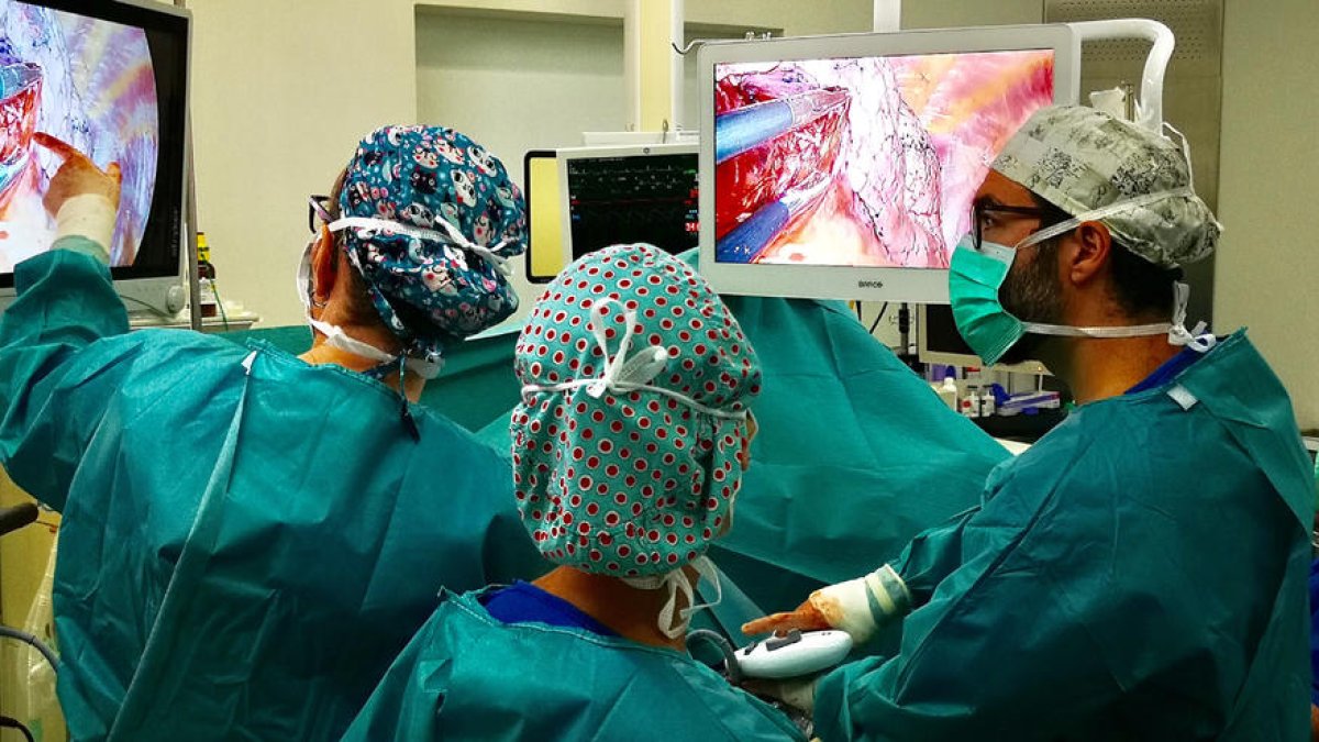 Operació d'una pacient amb càncer de pulmó amb una tècnica pionera per sota del xifoide, a l'Hospital de Sant Pau
