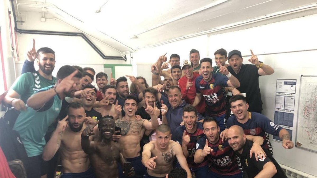 El Llagostera celebra la primera posició.