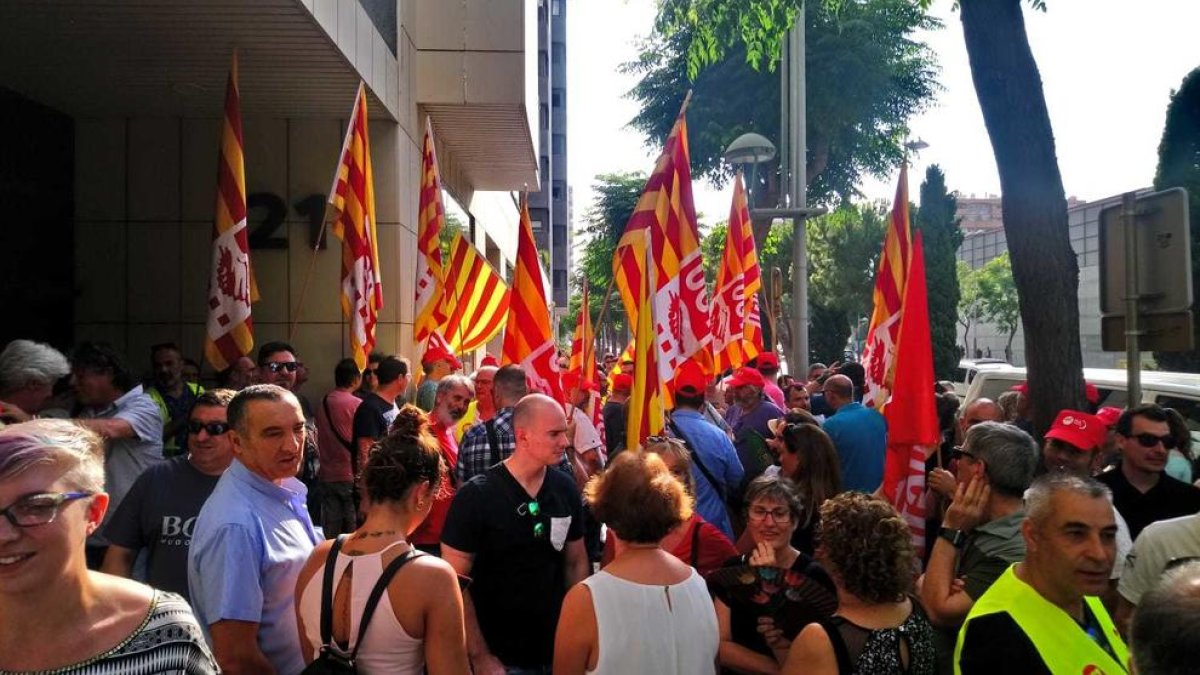 Imatge de la concentració de membres dels sindicats UGT i CCOO davant davant del Jutjat Social número 3 de Tarragona.