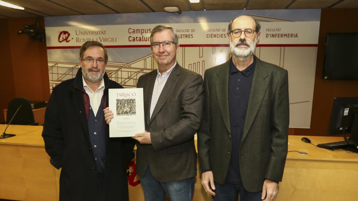 Muñoz, De Arbulo y López muestran un ejemplar de la recopilación de artículos de la última Tàrraco Bienal.