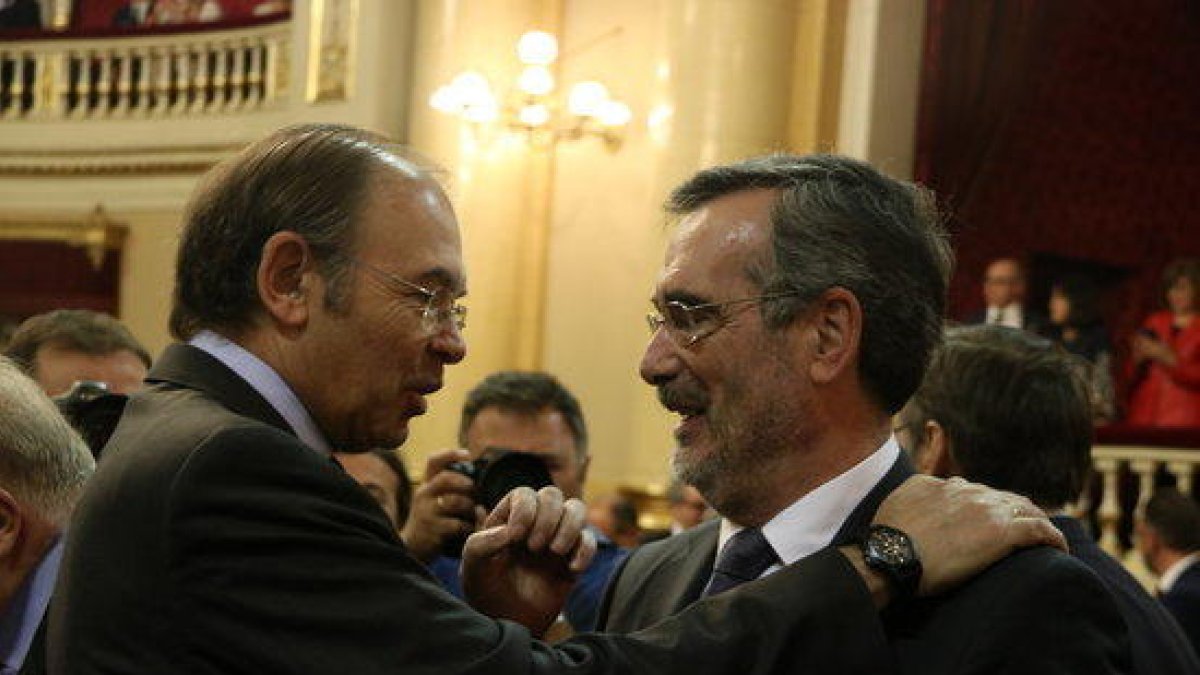 Manuel Cruz y Pío García Escudero, presidente del Senado entrante y presidente del Senado saliente, saludándose en el Senado en la sesión constitutiva.