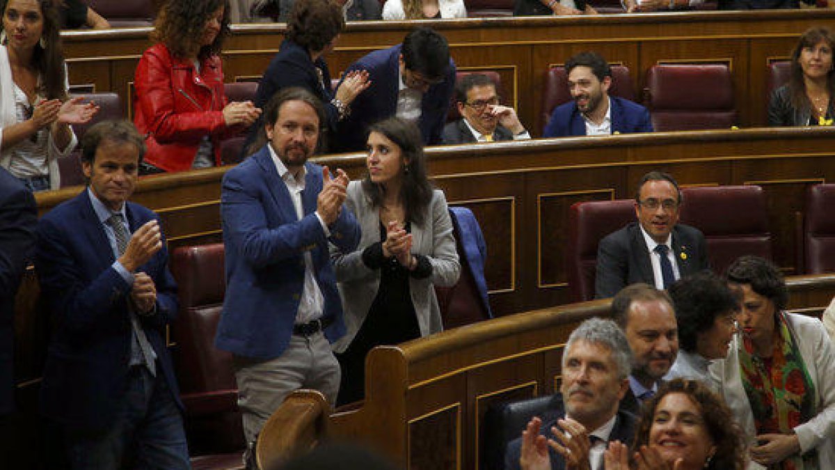 Diputados del PSOE y de Unidas Podemos aplauden durante la constitución del Congreso.