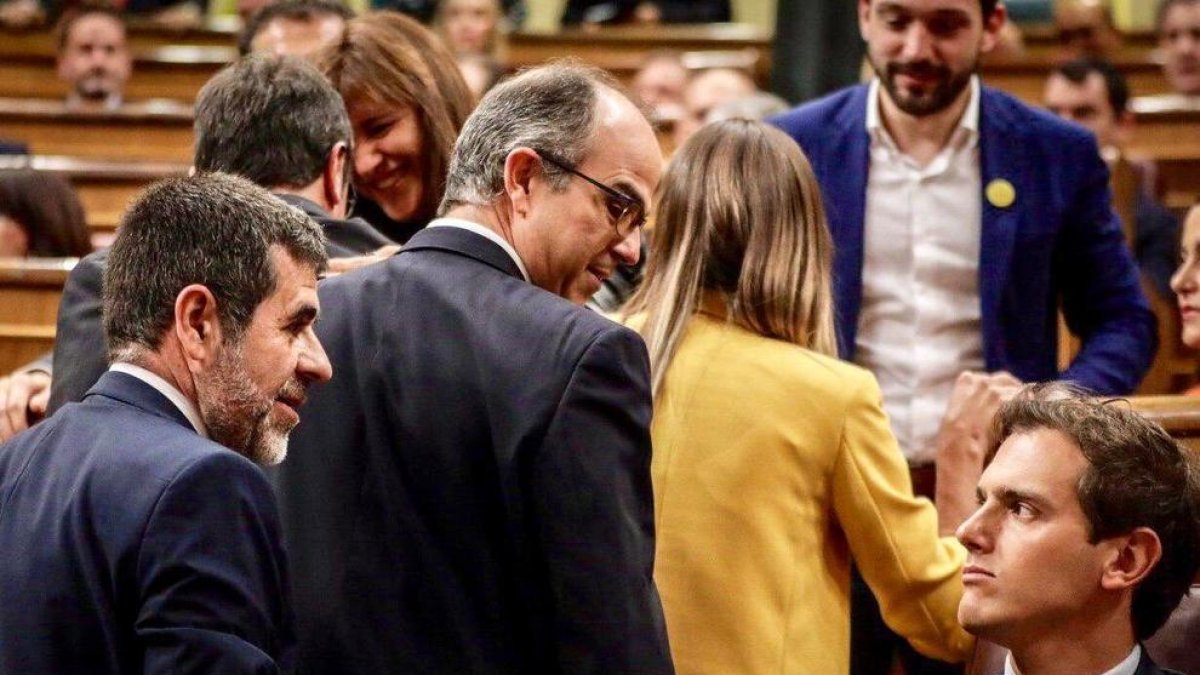 Rivera cruza una mirada con Jordi Sànchez durante la sesión constitutiva del Congreso de los Diputados.