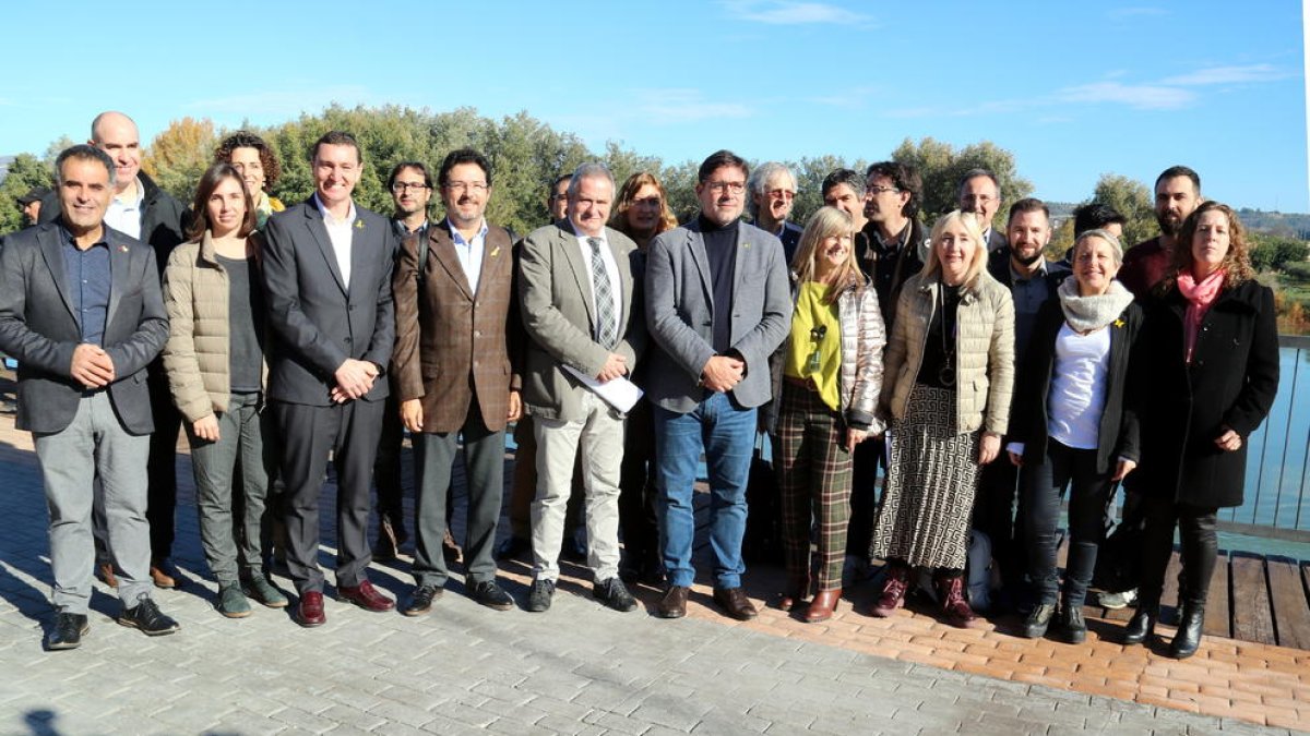 Els càrrecs de la Generalitat, alcaldes i representants socioeconòmics de la Ribera d'Ebre abans d'entrar a la reunió.