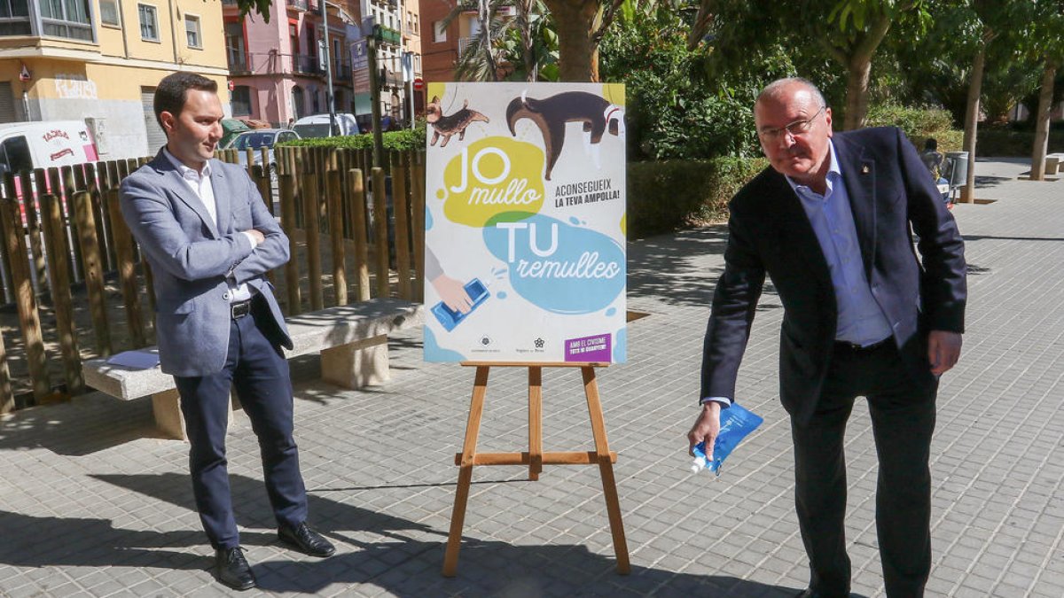 El regidor Dani Rubio i l'alcalde Carles Pellicer van presentar la campanya 'Jo mullo, tu remulles'.