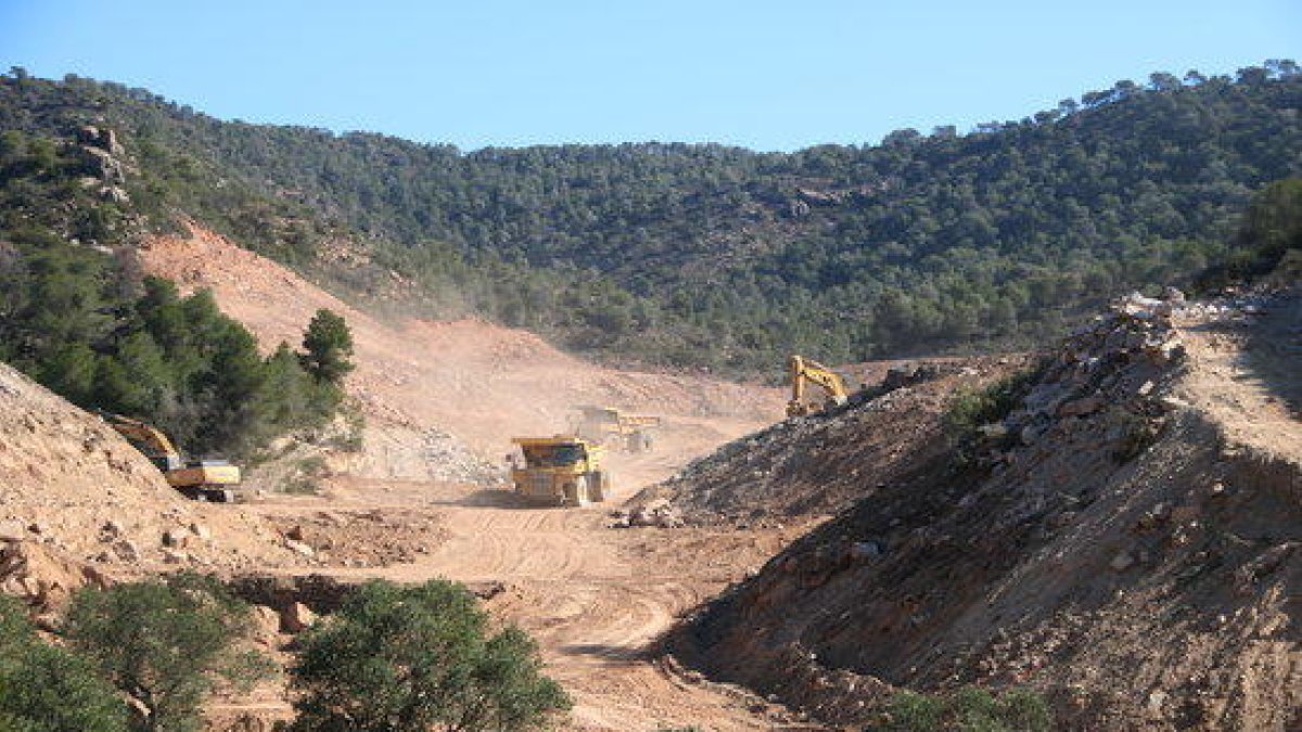 Imatge de les màquines que treballen per ubicar l'abocador de residus de Riba-roja d'Ebre.