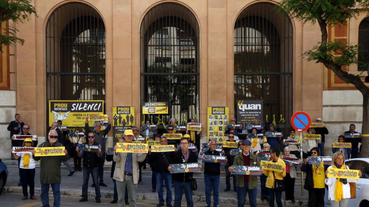 Los participantes en la protesta del colectivo 'Silencio, rebelaos, ante los juzgados de Tarragona.