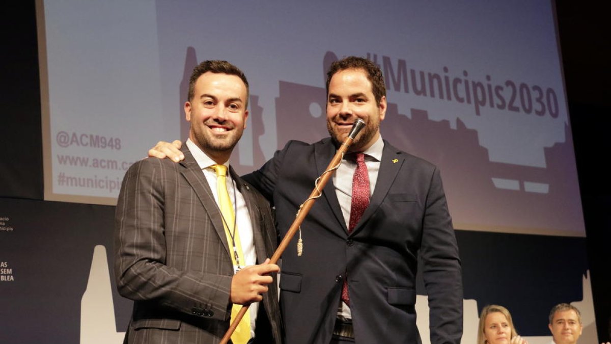 El alcalde de Deltebre, Lluís Soler, recibe la vara después de ser proclamado nuevo presidente de la ACM.