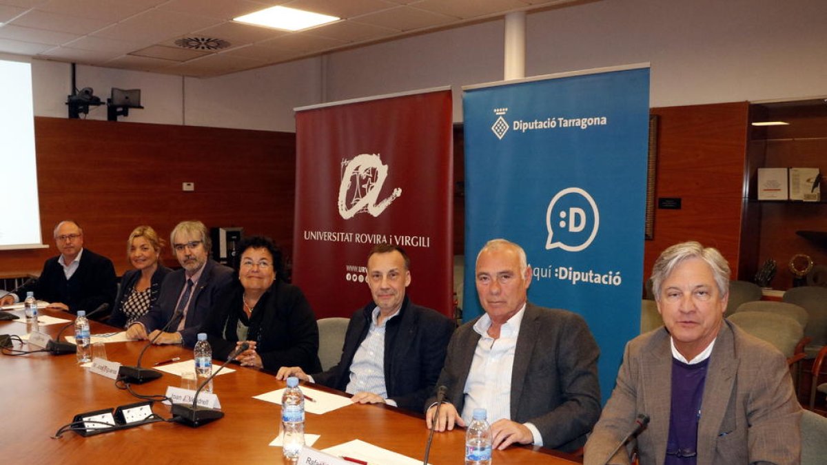 La rectora de la URV, María José Figueras, con representantes de la Diputació, del Institut d'Investigació Sanitària Pere Virgili y de los hospitales participantes.