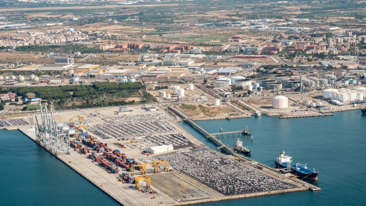 Imatge aèria parcial de les instal·lacions del Port de Tarragona, amb la campa per a vehicles i la zona de contenidors en primer terme.