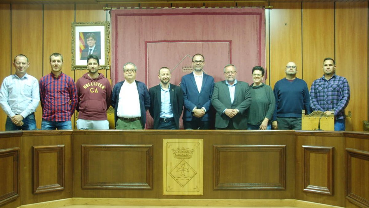 La corporación municipal de Riba-roja d'Ebre con representantes de Griñó y Urbaser.