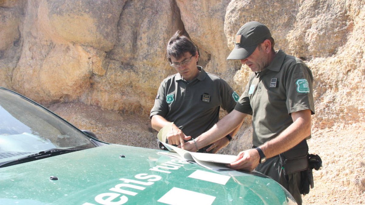 Dos agents rurals al Parc Natural de la Serra del Montsant.