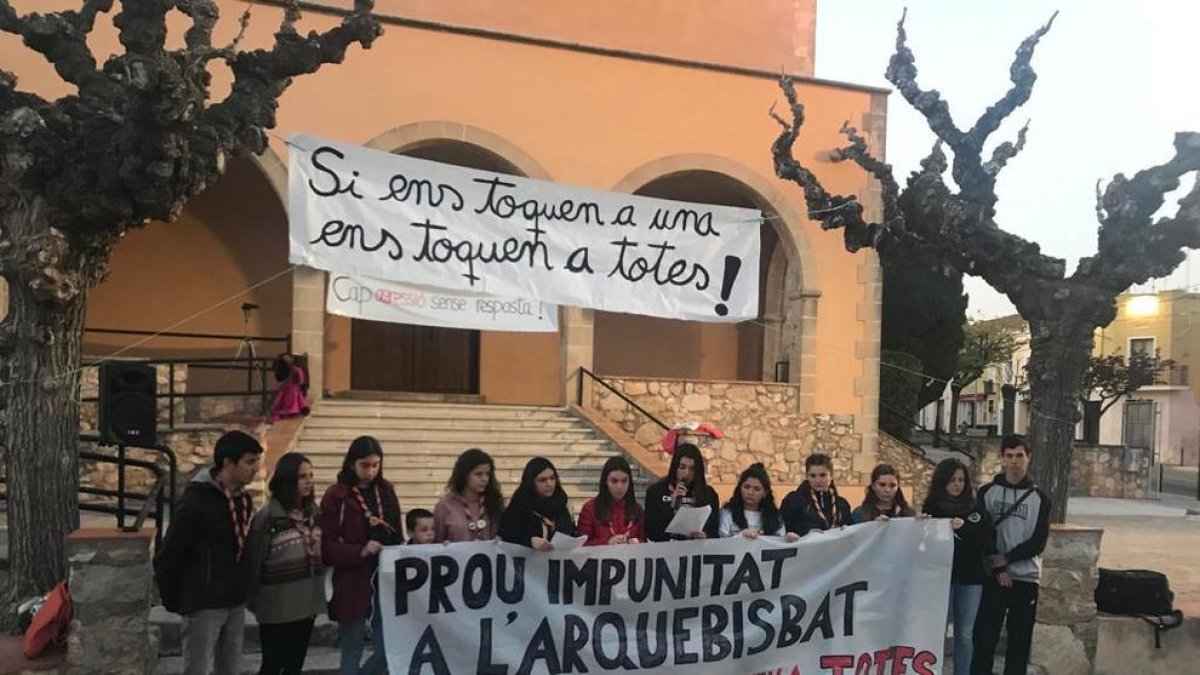 Imagen de la protesta en la plaza de la Esglèsia.